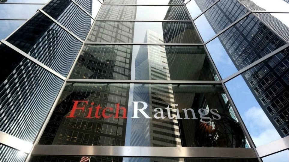 Bloomberg για την αναβάθμιση από τη Fitch: Θετικό νέο, αλλά πρέπει να συνεχιστούν οι μεταρρυθμίσεις